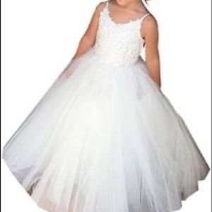 Flower girl dress, from Amazon, color white size 4T